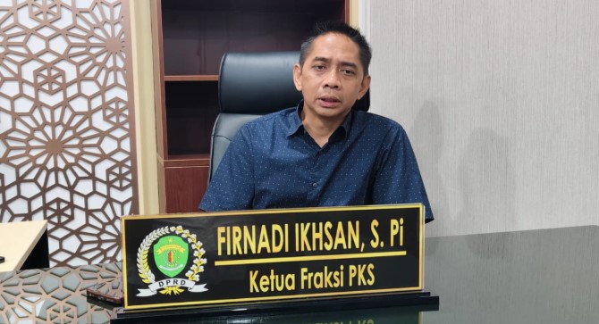 Ketua Fraksi PKS DPRD Kaltim Firnadi Ikhsan saat diwawancarai di Ruang Fraksi DPRD Kaltim, Jumat (16/5/2025)