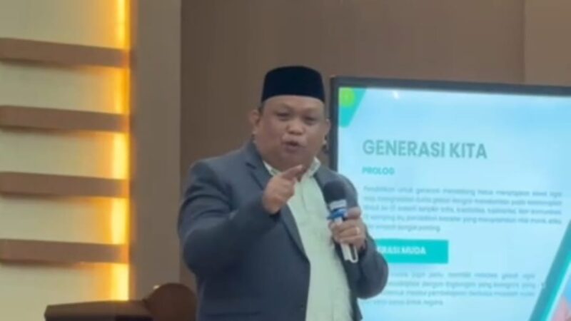 Agusriansyah Ridwan, Sekretaris Fraksi PKS DPRD Kaltim saat menjadi keynote speaker di Aula BPU Kelurahan Bontang Barat, Sabtu (10/5/2025)