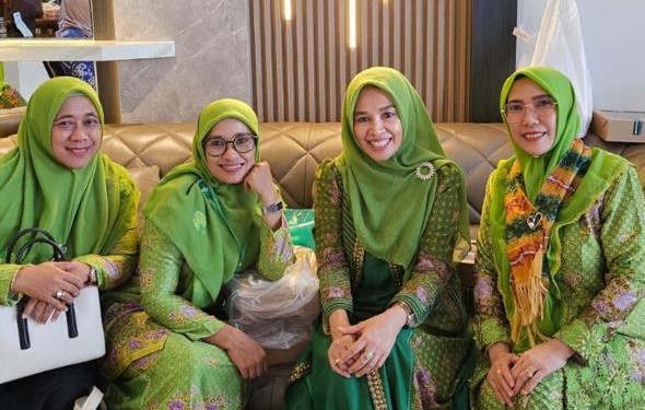 Legislator DPRD Kalimantan Timur dari Fraksi PKB, Sulasih bersama Muslimat Kutim di Pendopo Odah Etam, Sabtu (10/5/2025)