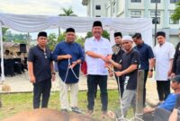 Wakil Ketua DPRD Ekti Imanuel saat menyerahkan hewan qurban di Belakang Gedung DPRD Kaltim, Jumat (6/6/2025)