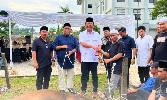 Wakil Ketua DPRD Ekti Imanuel saat menyerahkan hewan qurban di Belakang Gedung DPRD Kaltim, Jumat (6/6/2025)