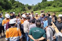 Wakil Ketua Komisi III DPRD Kalimantan Timur, Akhmed Reza Fachlevi saat sidak ke lokasi longsor KM 28 Desa Batuah, Selasa (24/6/2025) 