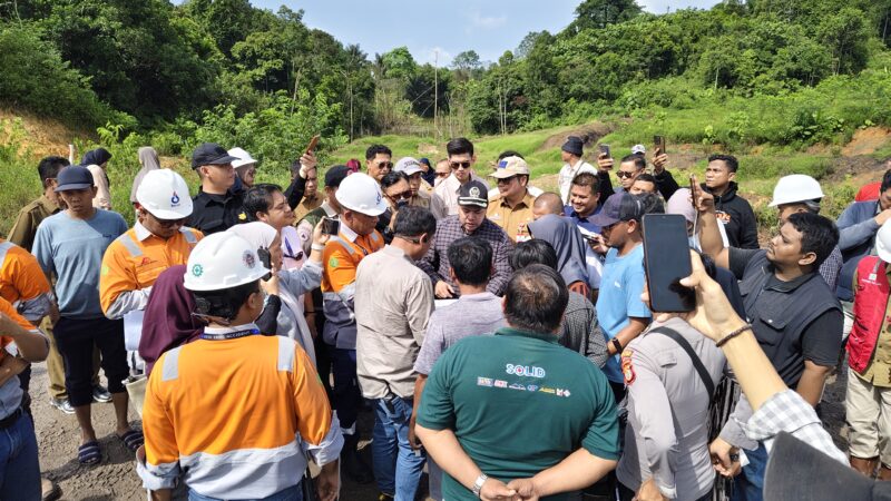 Wakil Ketua Komisi III DPRD Kalimantan Timur, Akhmed Reza Fachlevi saat sidak ke lokasi longsor KM 28 Desa Batuah, Selasa (24/6/2025) 