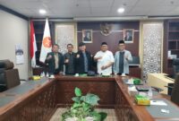 Anggota Komisi II DPR RI KH Aus Hidayat Nur (tengah) saat kunjungan di Fraksi PKS DPRD Kaltim