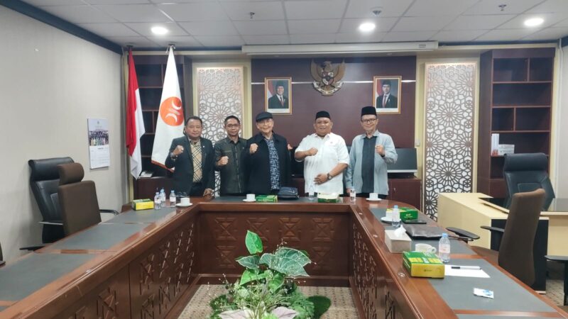 Anggota Komisi II DPR RI KH Aus Hidayat Nur (tengah) saat kunjungan di Fraksi PKS DPRD Kaltim