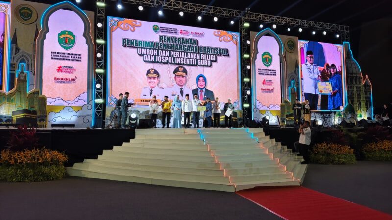 Penyerahan Penerima Penghargaan Gratispol Umroh dan Perjalanan Religi Serta Jospol Insentif Guru di Plenary Hall Gelora Kadrie Oening Samarinda, Rabu (25/6/2025)
