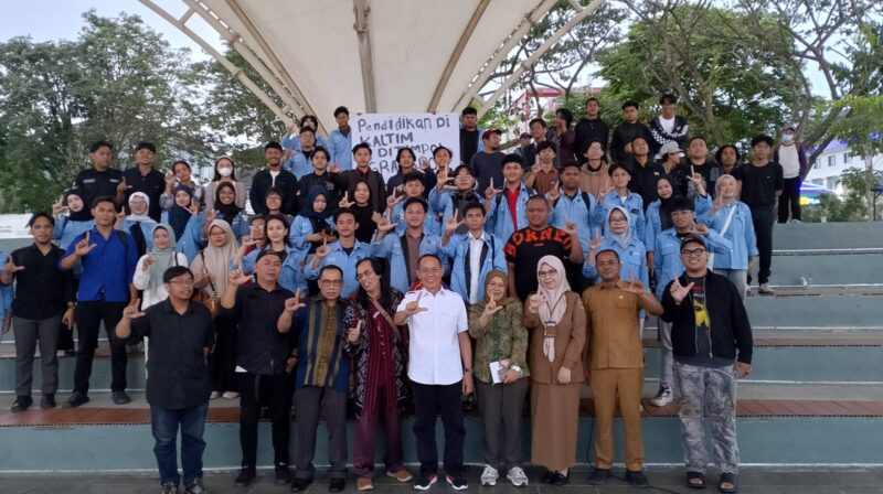 Sarkowi V. Zahry, Anggota Komisi IV DPRD Kaltim saat menjadi pembicara Dialog Publik Ngobrol Santai di Teras Samarinda, Senin (30/6/2025)